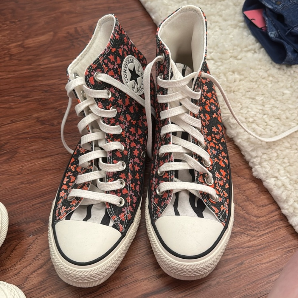 Floral/zebra converse 
Never worn